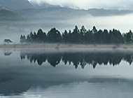 云雾缭绕的湖泊唯美高清大图
