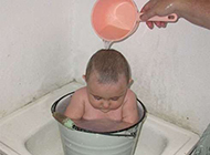 小宝宝的搞笑图片之泡个凉水澡