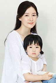 韩国明星美女李英爱携一双龙凤胎儿女拍画报