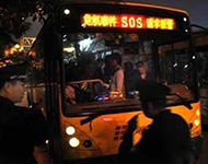 广州一公交车发出求救信号 是司机误按还是另有隐情？