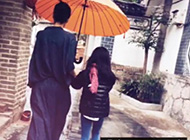 王菲晒与女儿出游照 同行撑伞均被赞