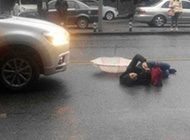 最牛车祸现场：女子被撞躺地玩手机自拍