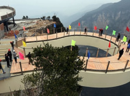 重庆绝壁上建世界第一悬挑玻璃廊桥 离地718米