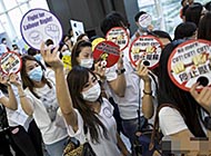 香港千名空姐静坐抗议消减福利