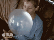小孩子搞笑动态图之气球吹炸了