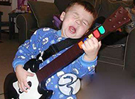 搞笑儿童图片之神情投入的吉他手