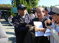 陈水扁获准保外就医 两名男子极力抗议被抓