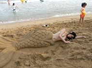 海滩里沉睡的“美人鱼”