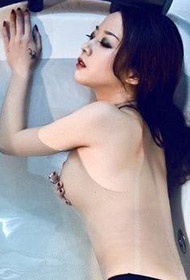 时尚美人儿浴缸人体艺术写真