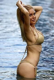 曼妙身材海蒂·蒙塔格游泳池性感比基尼写真