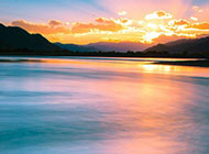 西藏拉萨旅游湖泊风景图片