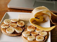 营养早餐之香蕉面包与花生酱