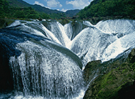 中国山水汹涌瀑布风景图片