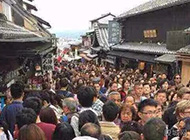 中国游客挤爆日本景区 人山人海场面极其壮观