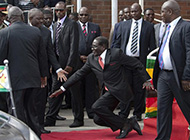 穆加贝当众跌倒原因是什么？老总统已经90岁高龄了
