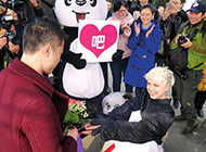 26岁乌克兰女孩扮熊猫向中国小伙求婚