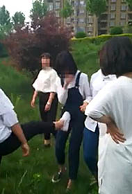 8名女生河边群殴女同学 摆剪刀手拍视频