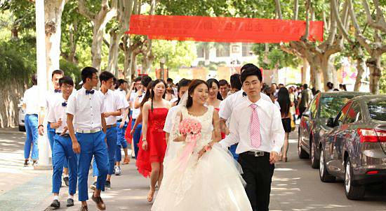 女大学生举办校园婚礼遭驱逐