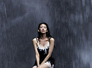 40岁林志玲穿吊带裙瀑布前求雨