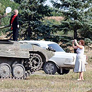 乌克兰小学生乘坦克入学成校园名人