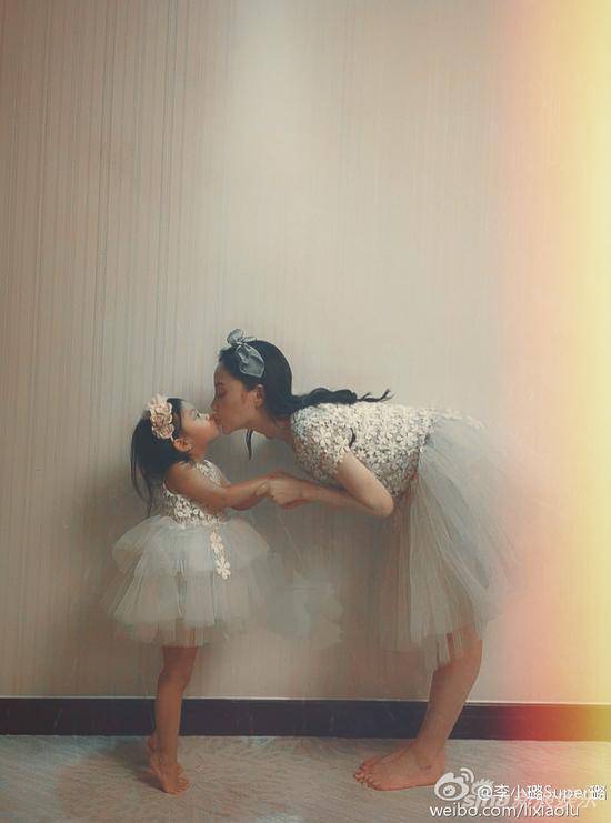 李小璐与女儿同穿公主裙小甜馨踮脚亲吻妈妈