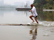 少林武僧长沙成功水上漂120米 刷新世界纪录