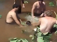 外国网友拍下少年河中戏耍被吸走视频，到底是水怪还是恶作剧？