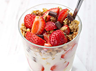 酸甜营养的健康草莓奶昔早餐图片