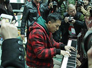 甄子丹任北电表演考官 现场弹钢琴自称像学生