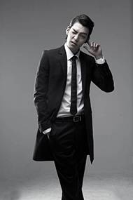 韩国男演员金宇彬尽显成熟魅力黑白写真