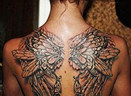 美女后背个性羽翼纹身图片