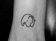 女生小腿部大象纹身图案可爱精巧