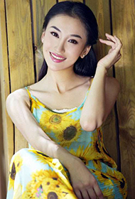 中国古典美女明星朱子岩演绎夏日浪漫风情