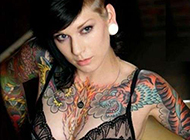 欧美霸气女生胸部纹身图案