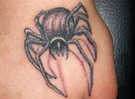 女生手背个性蜘蛛纹身图片逼真立体