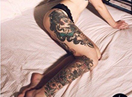 欧美性感美女个性腿部彩色纹身