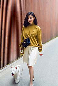 熊乃瑾路边牵狗显悠闲 百褶裙秀嫩腿