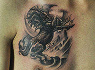 麒麟胸部黑白刺青纹身图片