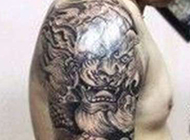 男生个性纹身秀 小臂火麒麟纹身图片