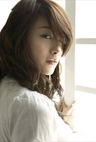 韩国女演员刘仁英卷发尽显成熟魅力写真