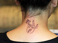 颈部个性简约纹身图案