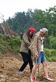 《出发吧爱情》范文芳不慎踏蛇窝 李铭顺用身体护老婆