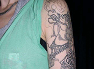 个性花臂纹身图案引领时尚潮流
