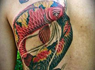人体彩绘后背鲤鱼纹身图片