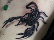 女生胸部蝎子纹身图案大胆前卫