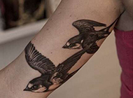 好看的个性手臂燕子纹身图案