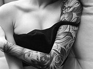 外国美女霸气创意花臂纹身