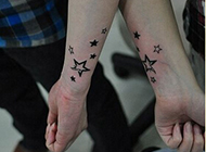 情侣手臂上的星星纹身图片