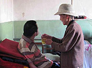 青海85岁坚强母亲 照顾脑瘫儿子半个世纪