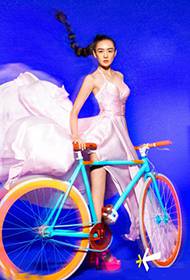 童瑶携自行车拍摄另类时尚写真照